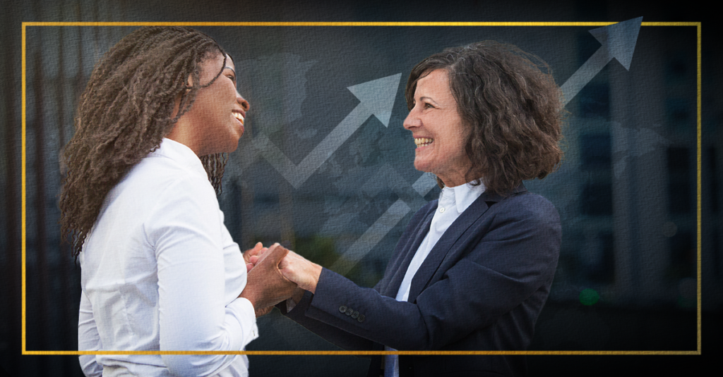 2 mulheres se cumprimentando com um aperto de mãos, com uma seta ao fundo, representando progresso e parceria.