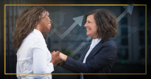 2 mulheres se cumprimentando com um aperto de mãos, com uma seta ao fundo, representando progresso e parceria.